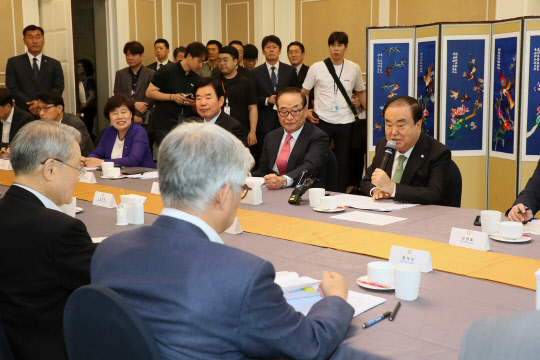 문희상 국회의장이 30일 국회에서 방일단 의원들과 전문가 간담회를 갖고 일본의 경제보복 조치와 관련한 초당적 대응방안을 논의하고 있다. /국회 제공